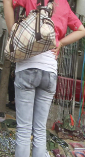 街拍紧身白牛小少妇