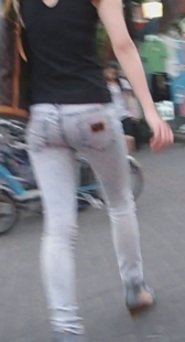 街拍紧身白色牛仔OL