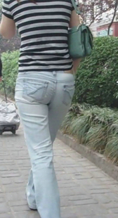 街拍紧身白牛OL少妇