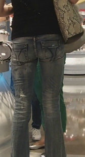 商场性感牛仔OL身材好