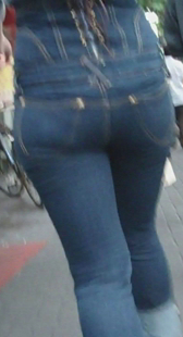 街拍紧身牛仔宽臀少妇