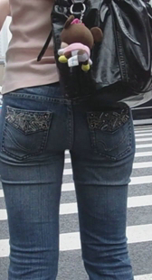 紧身牛仔少妇走路超会扭