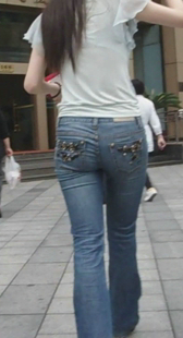 跟拍紧身牛仔臀圆而不肥
