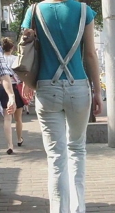 街后背带裤高挑少妇