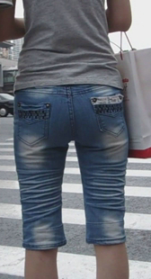 街拍紧身牛仔白皙大腿