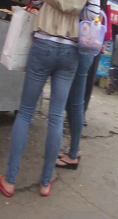 街拍紧身牛仔圆臀少妇