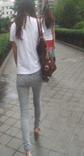 灰牛紧身少妇性感引人