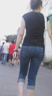 高挑蓝牛紧身少妇走路性感