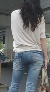 紧身牛仔少妇等车都如此迷人