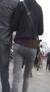 跟拍灰牛紧身小妹