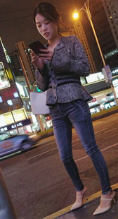 街拍牛仔紧身宽臀美女