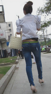 高跟蓝牛少妇露腰大屁股