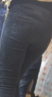 跟拍黑牛圆臀大屁股