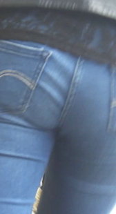 近距离跟拍大屁股牛仔少妇