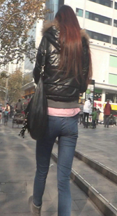 街拍紧身蓝牛小少妇