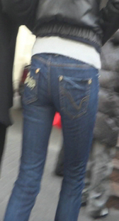 跟拍紧身牛仔长腿少妇