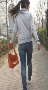 街拍牛仔小妹妹