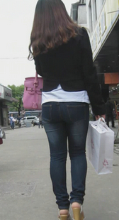 街拍黑牛大屁股OL