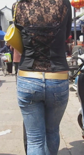 紧身牛仔少妇腰细屁股大