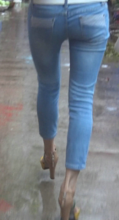 街拍紧身牛仔小少妇身材好