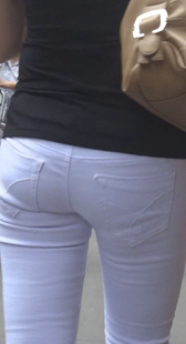 菜市跟拍紧身白牛少妇