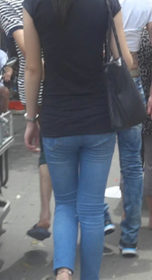 瘦小紧身牛仔少妇