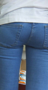 商场大屁股牛仔少妇