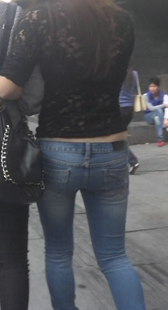 街拍露腰包臀紧身少妇
