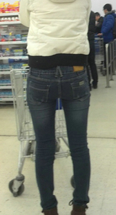 超市紧身牛仔少妇