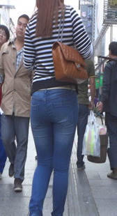 紧身牛仔小妹拥有少妇大屁股