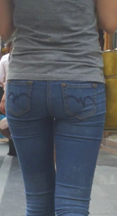 街拍紧身牛仔小妹