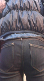 街拍紧身黑牛少妇