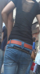 街拍紧身小妹身材好腰细