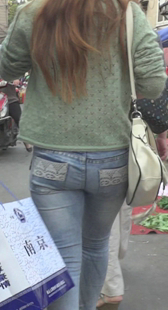 灰牛高挑牛仔少妇