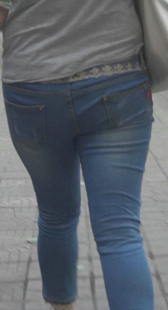 小妹走路夹得紧