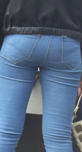 紧身牛仔圆臀少妇