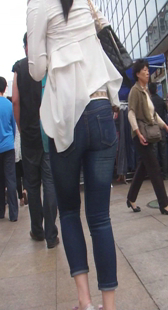 高挑牛仔大屁股少妇