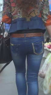 市场紧身牛仔小少妇