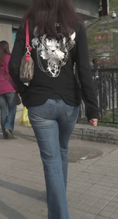 高挑大屁股牛仔少妇