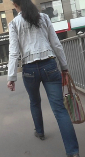 街拍紧身蓝牛少妇