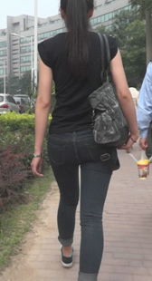 街拍紧牛少妇身材超好