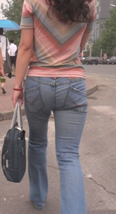 高挑紧身牛仔少妇