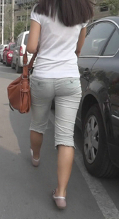 街拍白牛紧身小妹