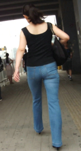 街拍成熟少妇走路就是会扭