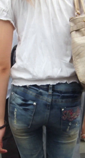 街拍紧身牛仔小妹腰细屁股紧