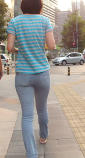 街拍灰牛小妹身材好