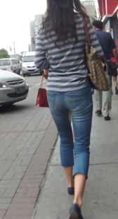 街拍高挑牛仔小妹内痕紧