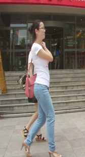 高跟牛仔少妇屁股翘