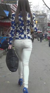 街拍白牛少妇身材超好