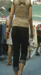 商场少妇大妈极屁股